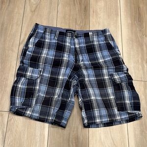 EUC St. John’s Bay Brand Men’s Size 32 Plaid Print Cargo Shorts